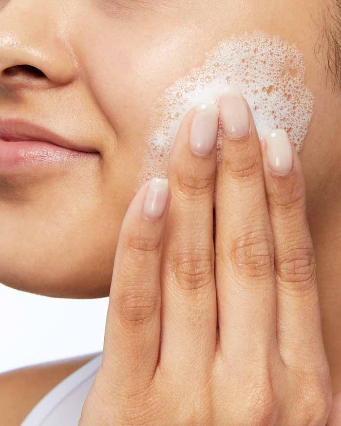 CeraVe Foaming Cleanser – Daily Face & Body Wash for Normal to Oily Skin (236 ml).